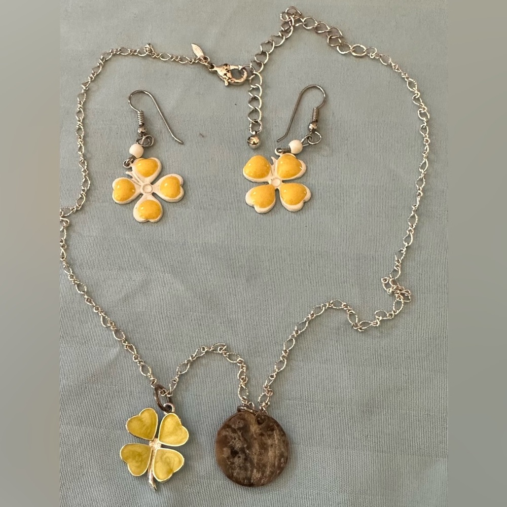 💝Vintage Avon earrings and necklace set